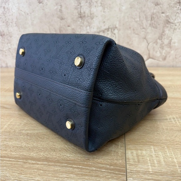 Louis Vuitton Mahina Cirrus PM Hobo Black Leather Gold Hardware AR0161 Authentic - Picture 7 of 17